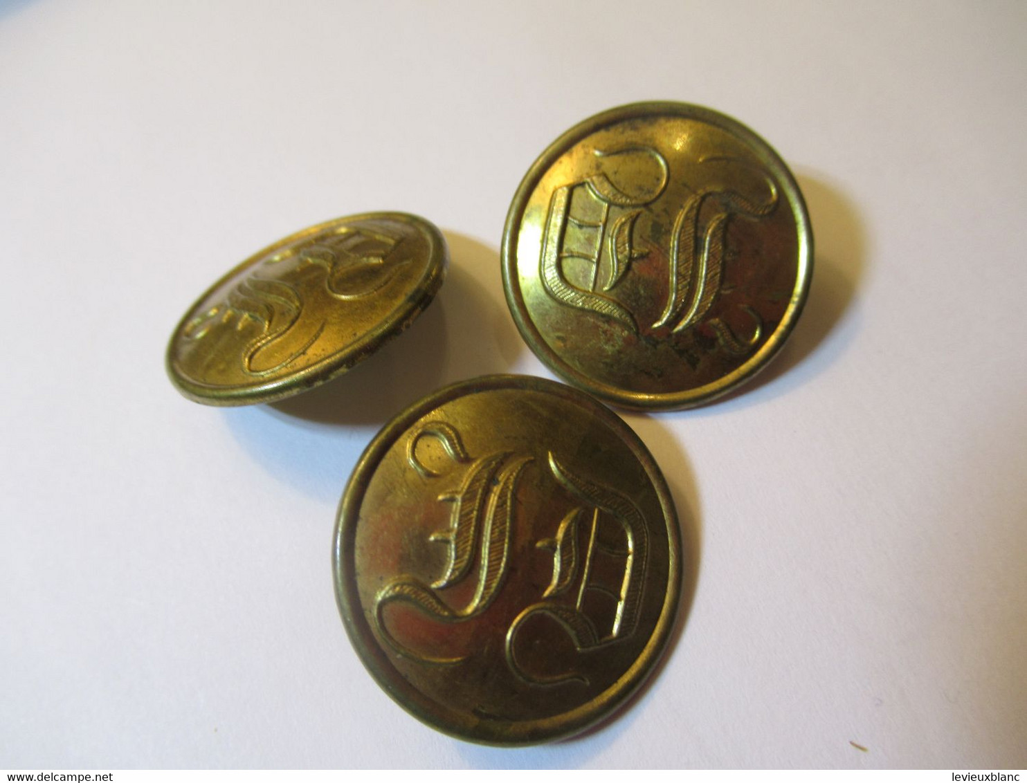 3 Boutons En Relief Anciens De Livrée /MONOGRAMME  à Déterminer / 2 ,5   Cm/ Laiton  Poli /Début XXème       BOUT209 - Boutons