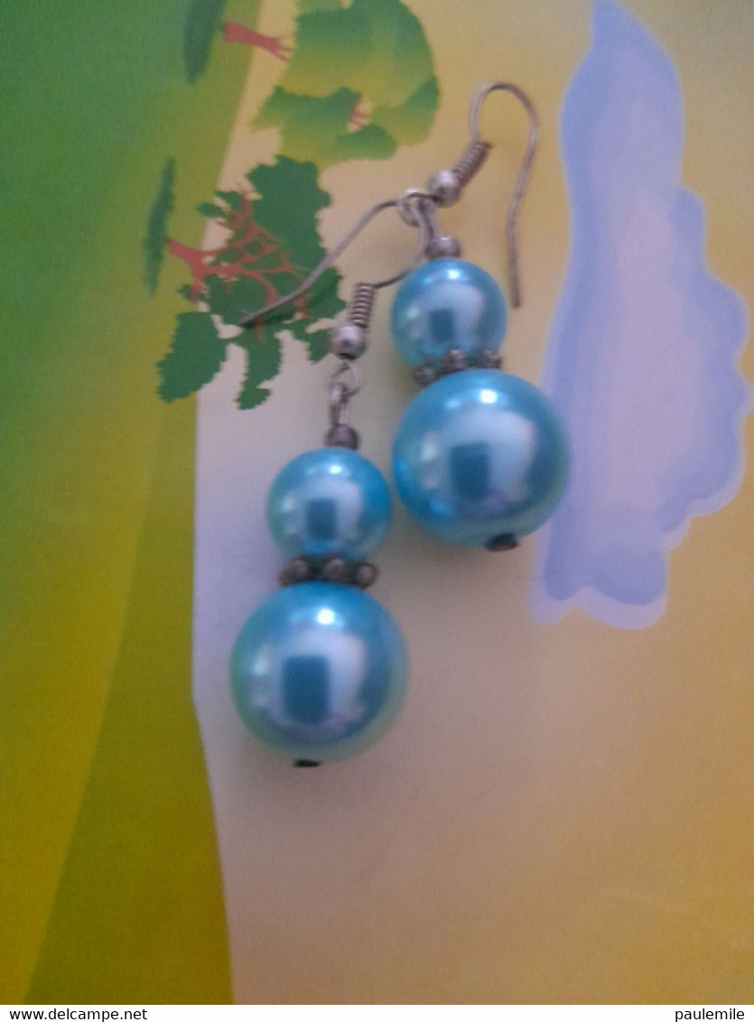 BOUCLES D.OREILLES     PIERRE  NACREE   BLEUE - Boucles D'oreilles