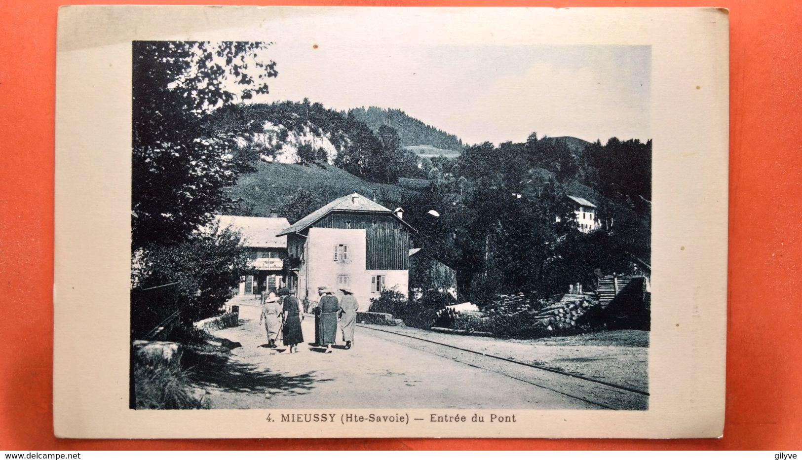 CPA (74) Mieussy.  Entrée Du Pont. (W.2036) - Mieussy