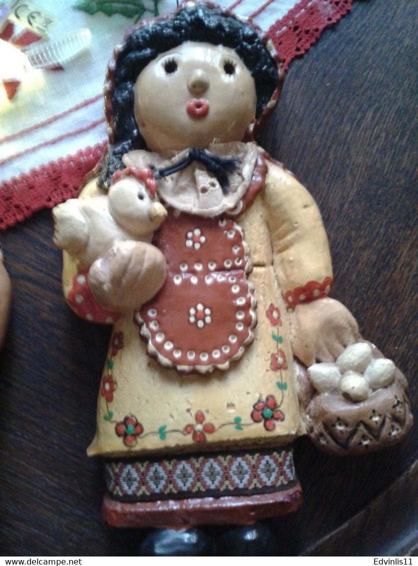 Vintage MARION ARISTEDOU MGA Cyprus Ceramic Clay Figurine Doll Wall Hanging Folk In National Costume Vintage Girl Retro - Altri & Non Classificati