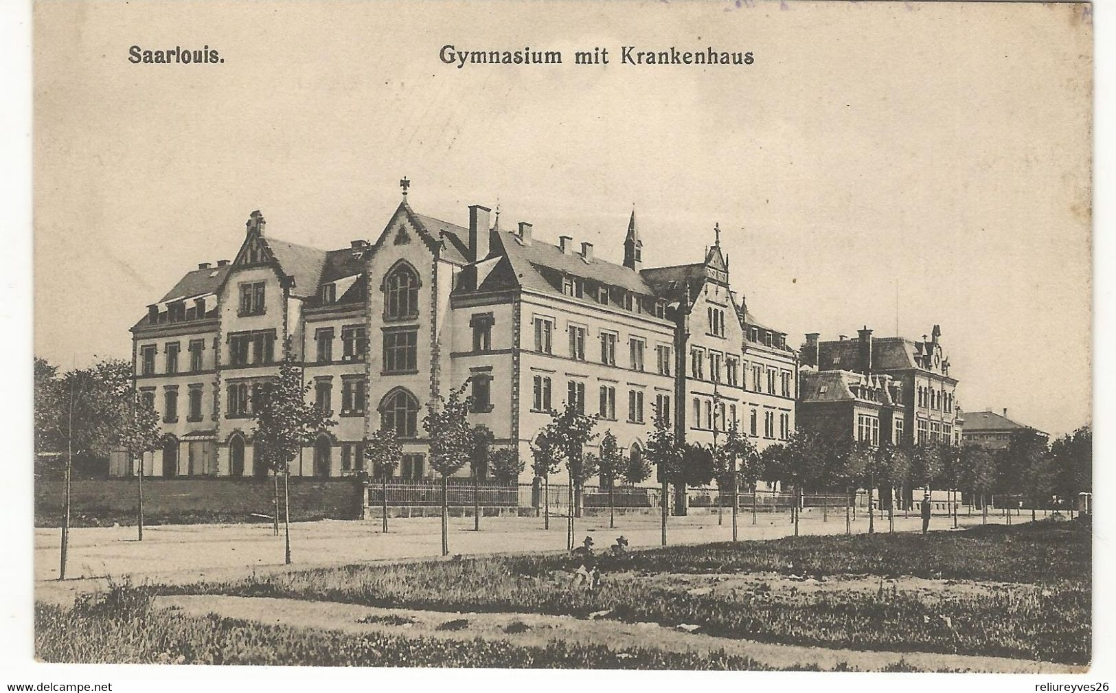 CPA, Allemagne , Saarlouis , Gymnasium Mit Krankenhaus , Ed. L. P. .1918 - Kreis Saarlouis