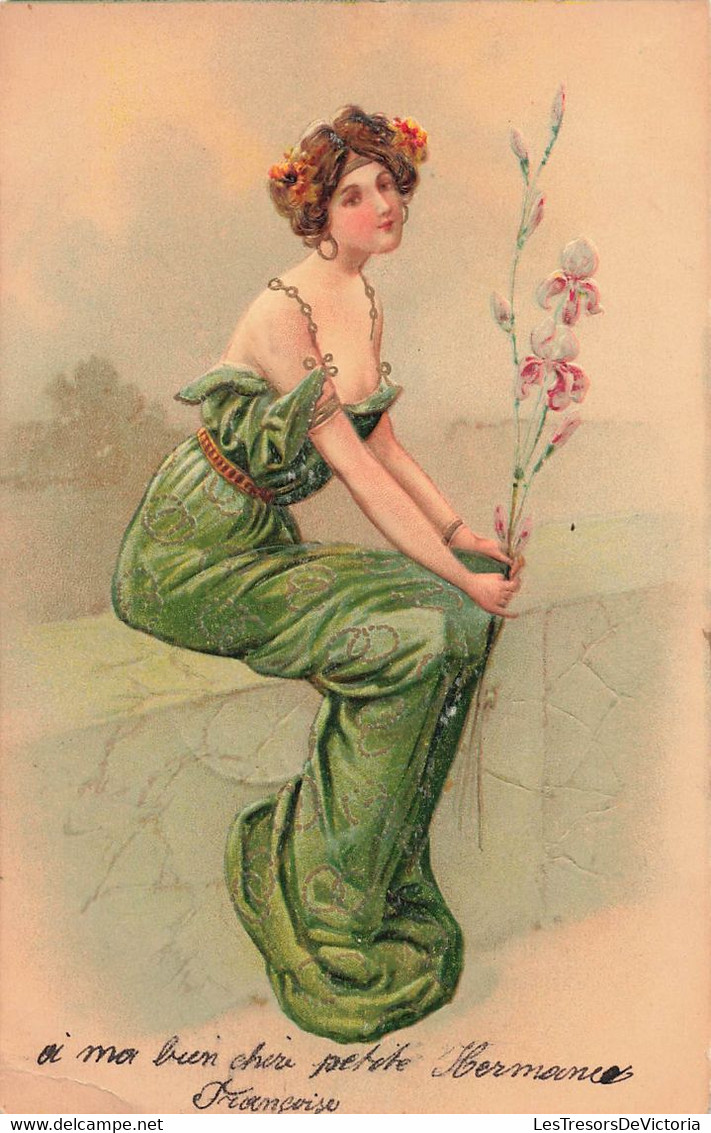 CPA Fantaisie - Femme Assise Avec Une Robe Verte Et Une Longue Fleur Dans Sa Main - Carte En Relief - Women