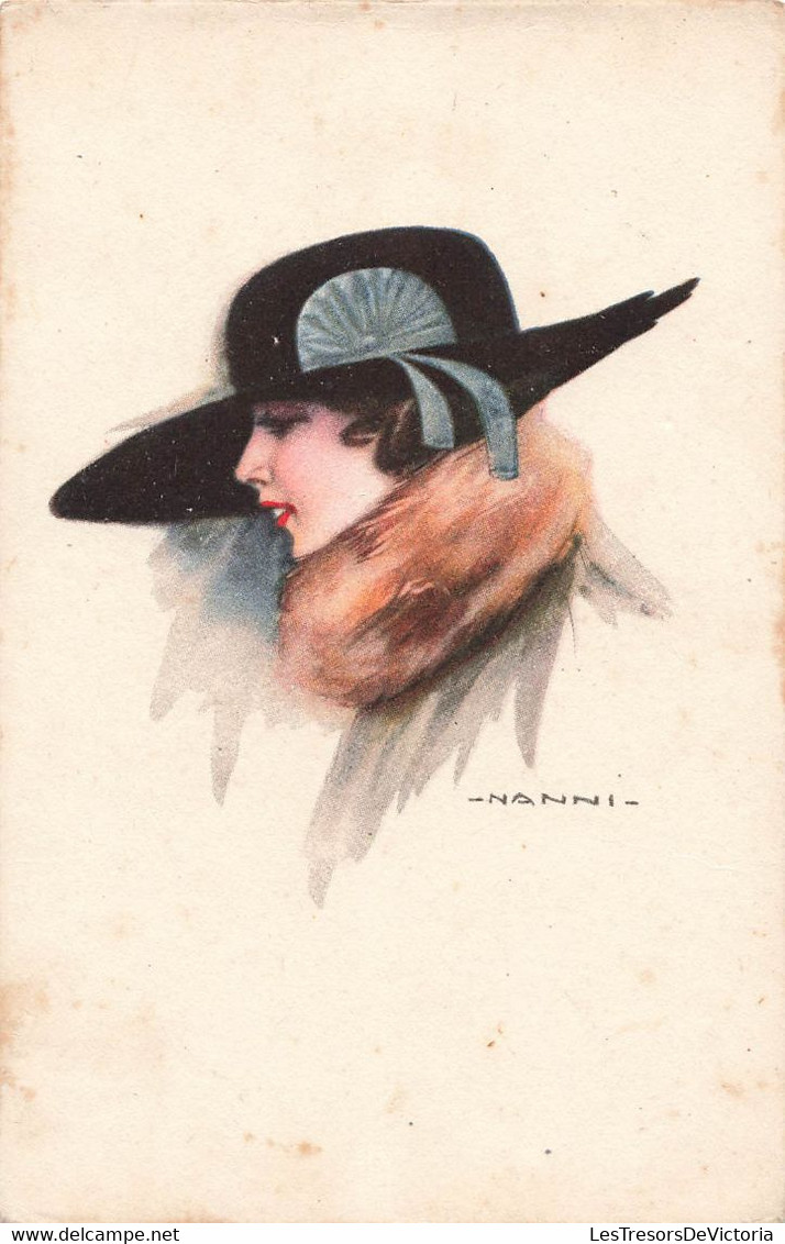 CPA Illustrateur Nanni - Femme Avec Chapeau Noir A Eventail Bleu Et Col En Fourrure - Nanni