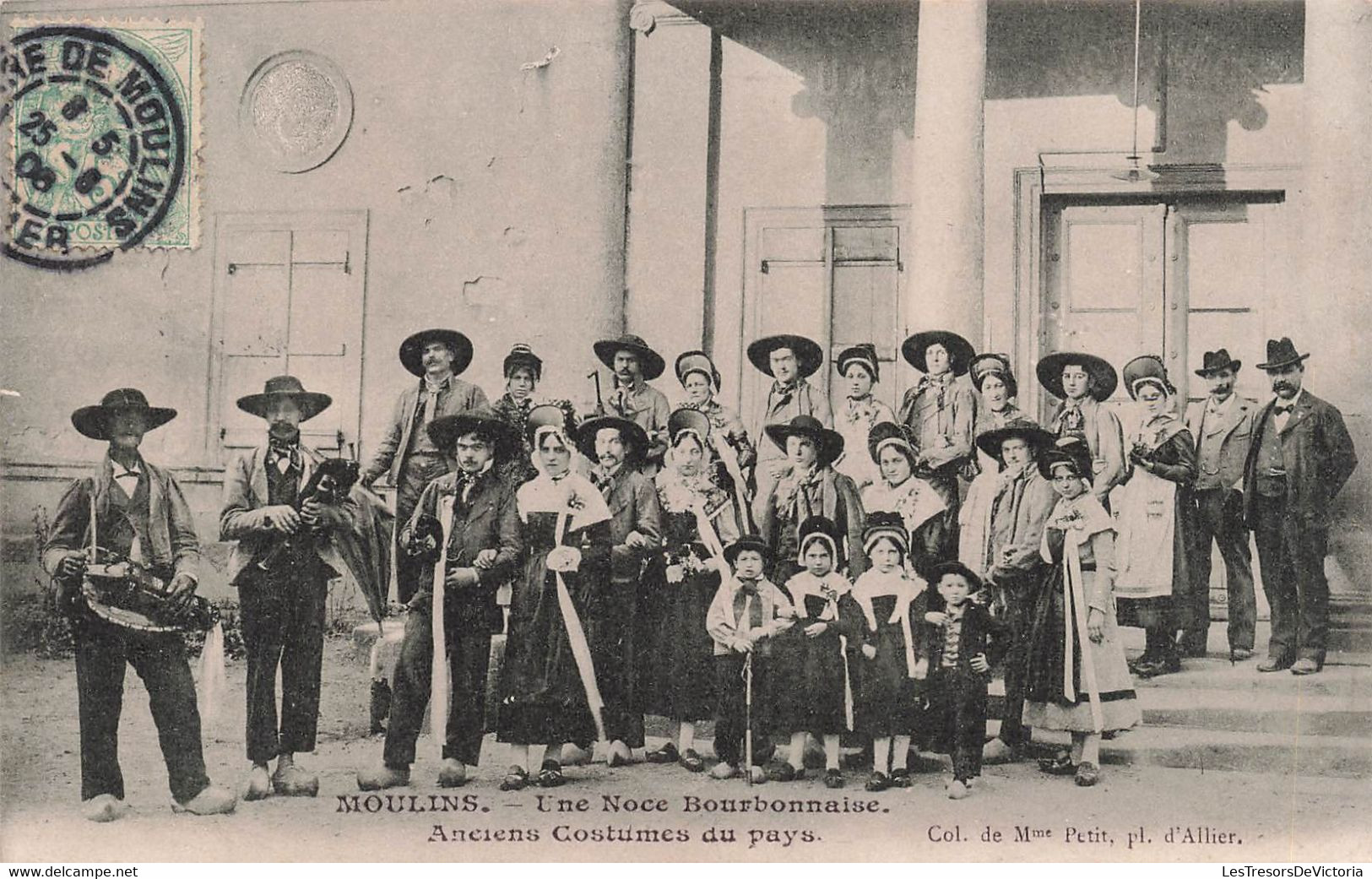 CPA Moulins - Une Noce Bourbonnaise - Anciens Costumes Du Pays - Col De Mme Petit - Moulins