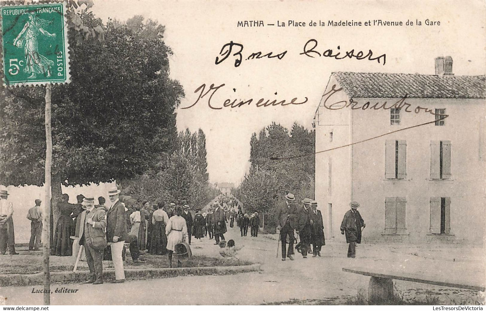 CPA Matha - La Place De La Madeleine Et L'avenue De La Gare - Lucas Editeur - Tres Animé - Matha