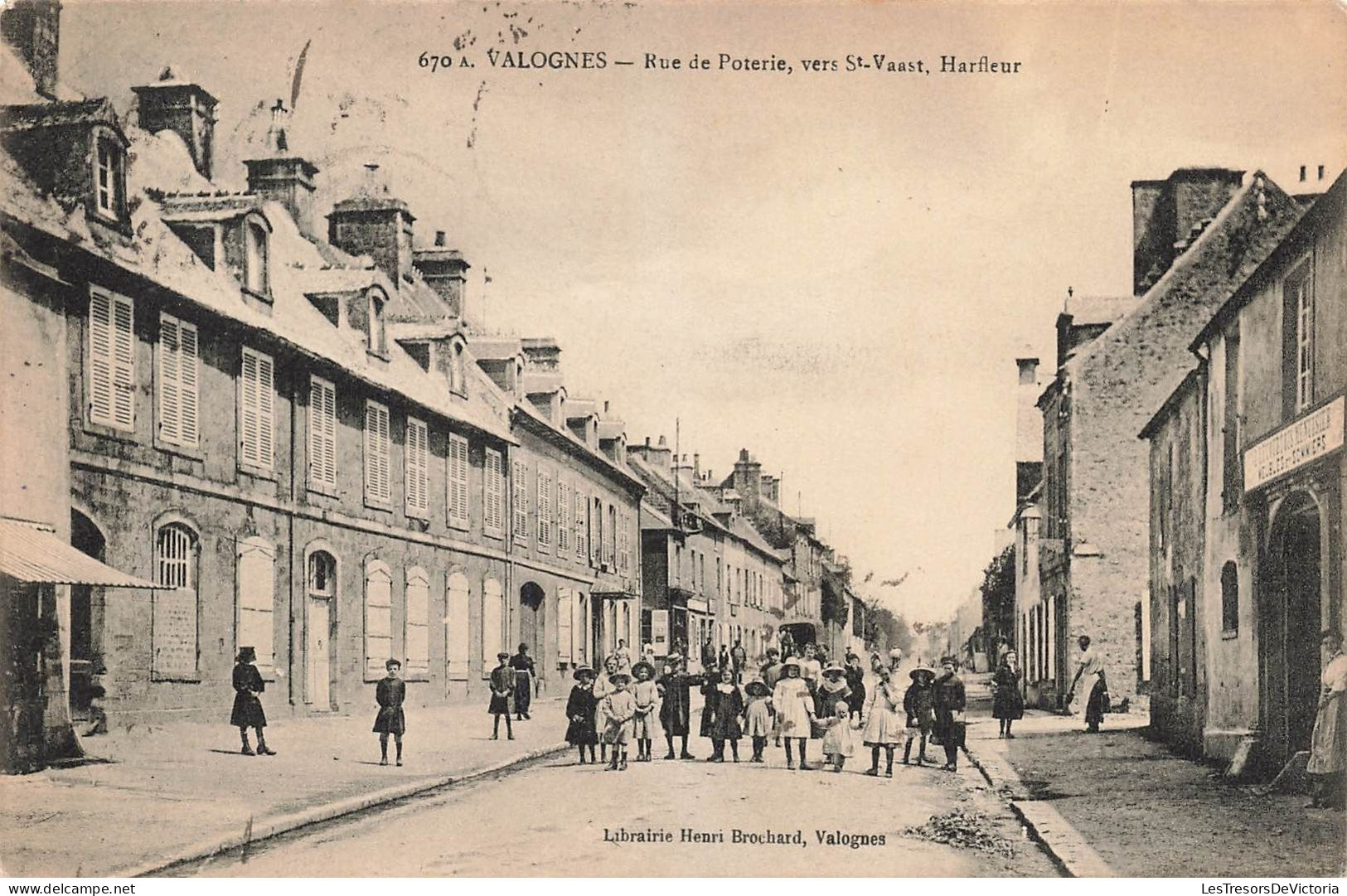 CPA Valognes - Rue De Poterie Vers St Vaast Harfleur - Librairie Henri Brochard - Animé - Valognes