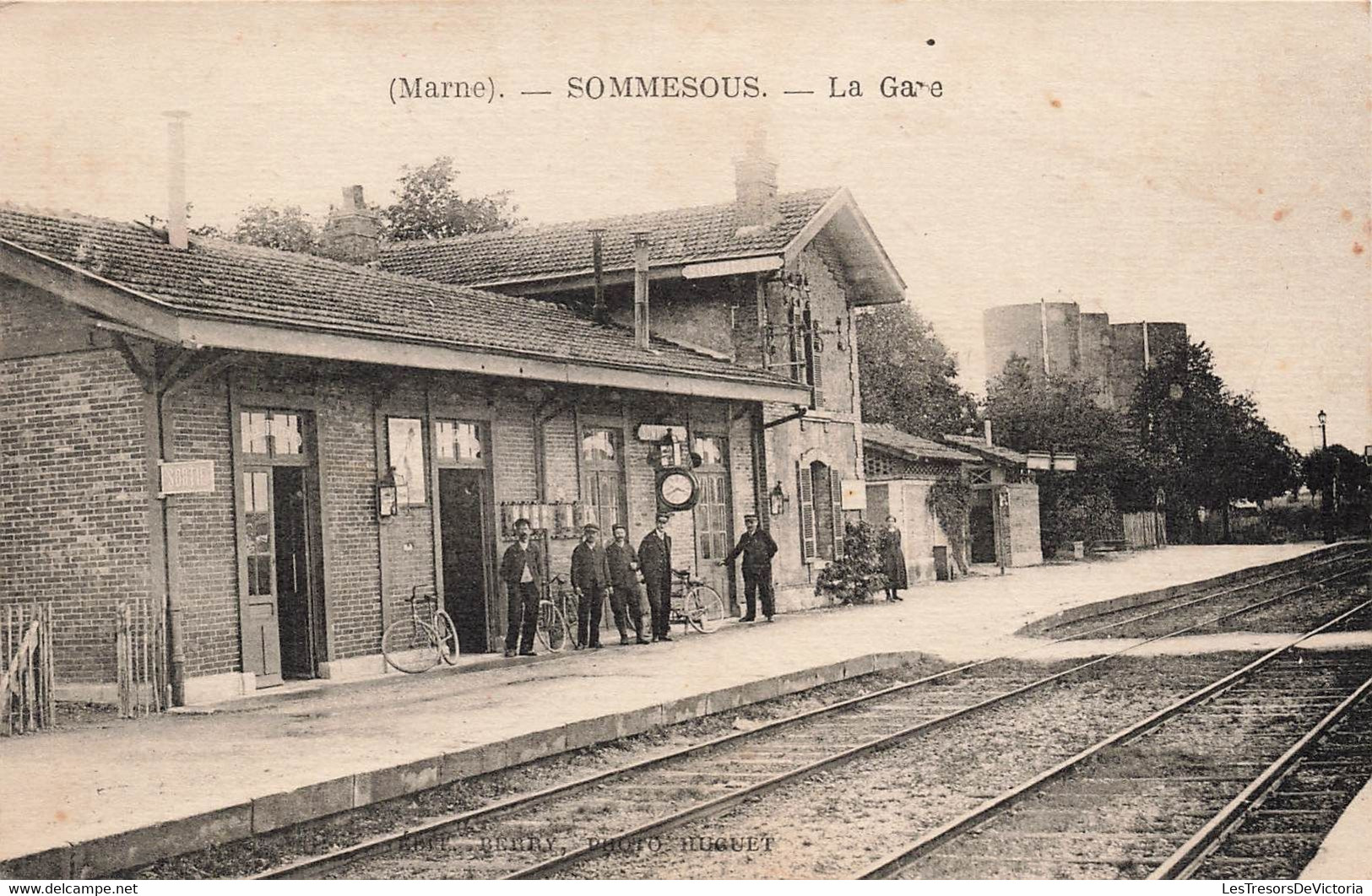 CPA Sommesous - La Gare - Animé - Velos - Chemin De Fer - Autres & Non Classés