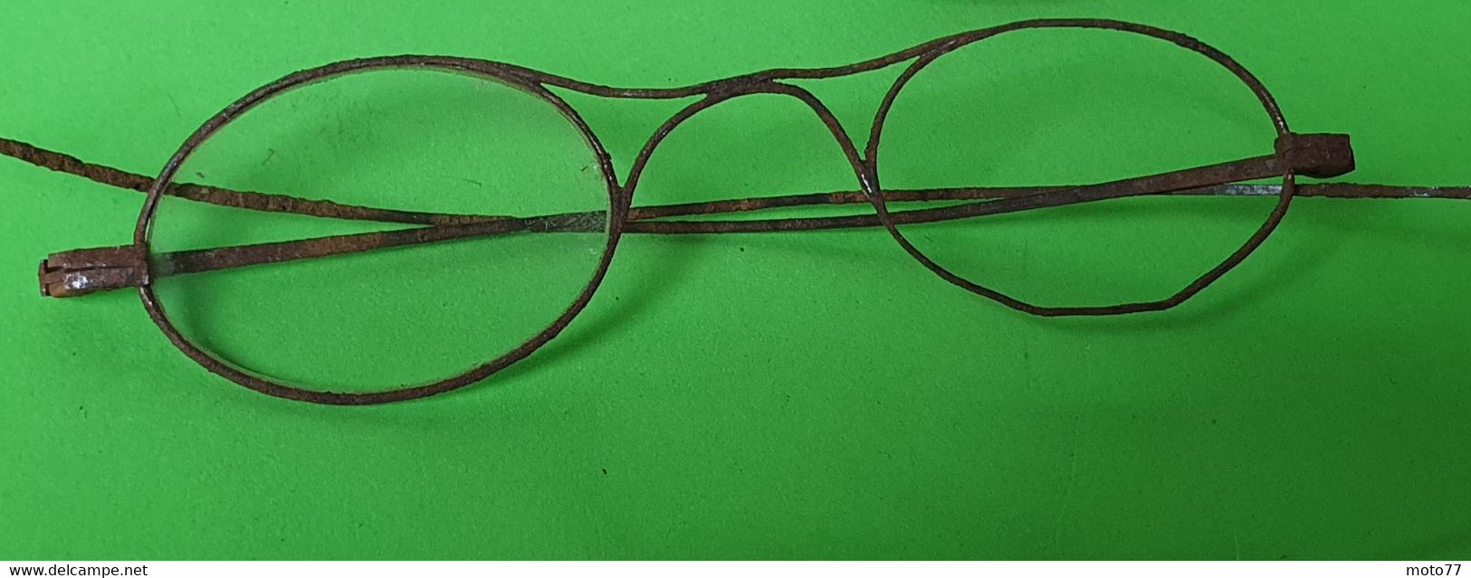 Lot De 2 Anciens ÉTUIS à LUNETTES En Cuir Et 3 Paires De LUNETTES - Etat D'usage Verres Cassés Ou Manquants - Vers 1940 - Toebehoren