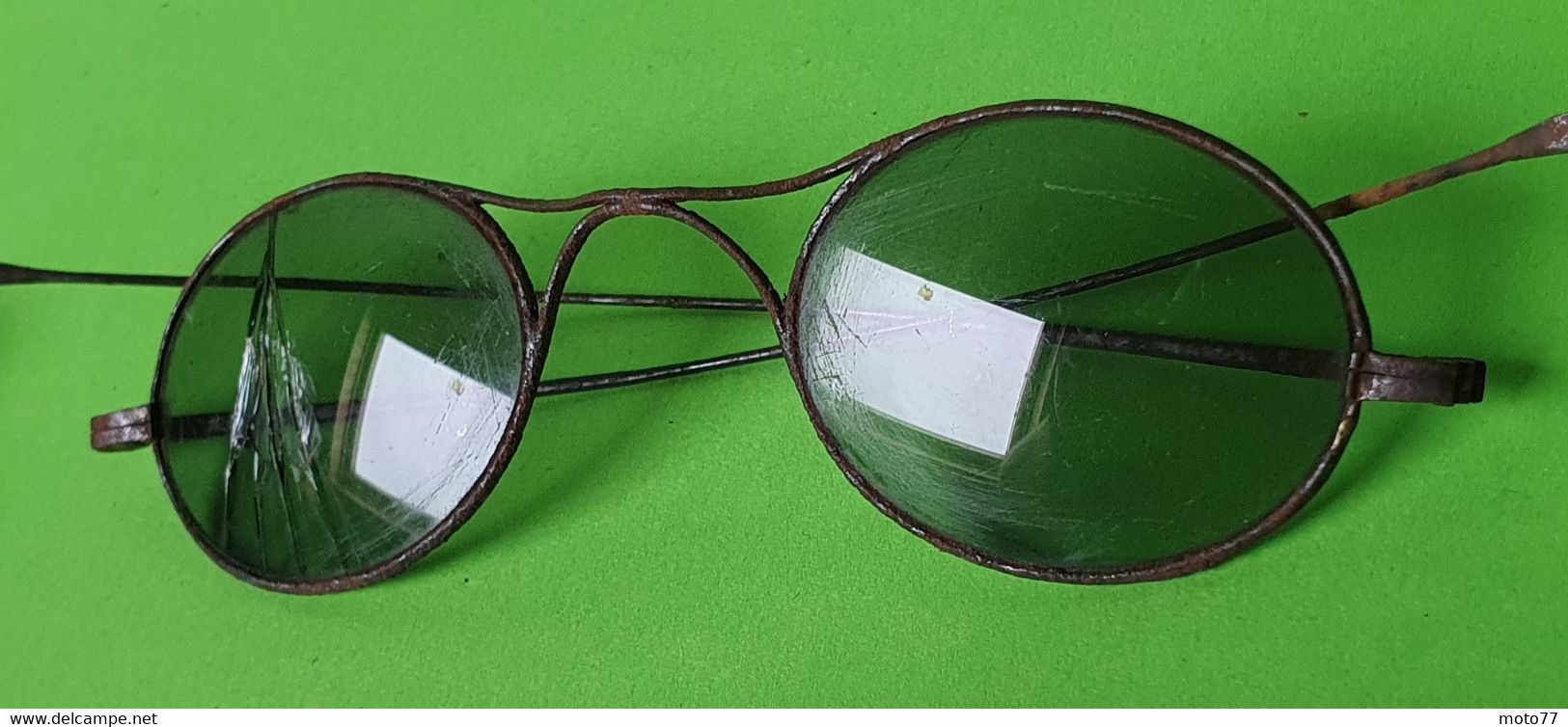 Lot de 2 anciens ÉTUIS à LUNETTES en cuir et 3 paires de LUNETTES - Etat d'usage Verres cassés ou manquants - vers 1940