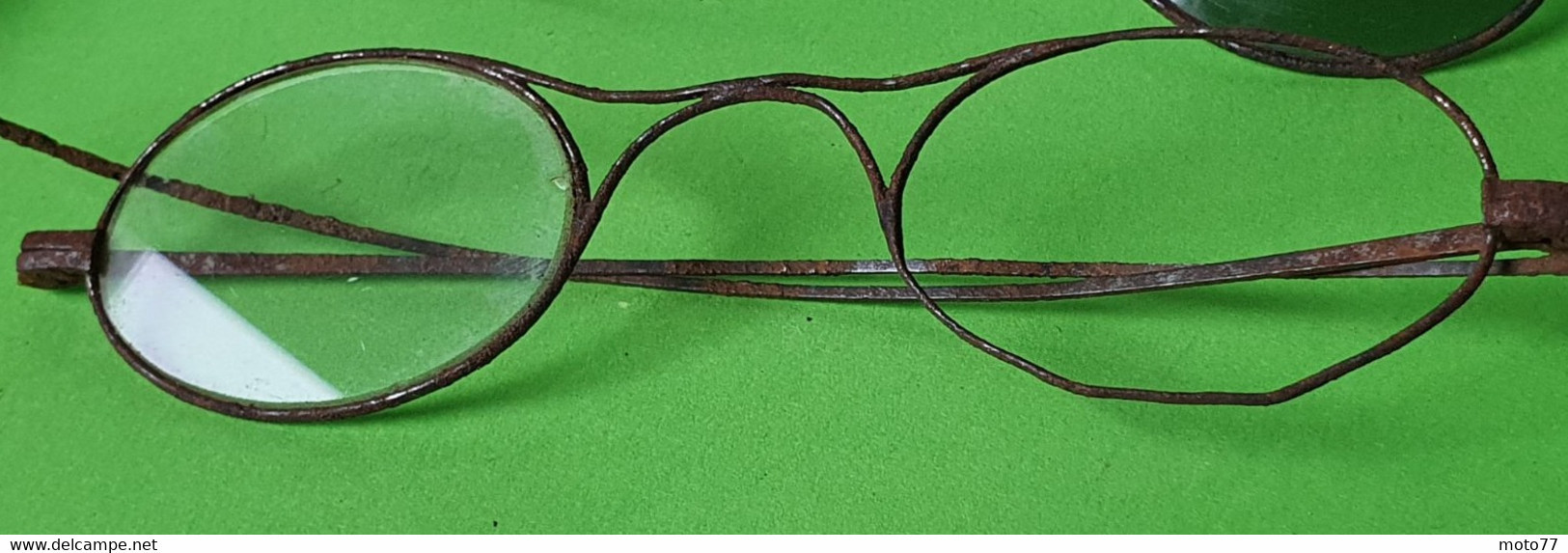 Lot de 2 anciens ÉTUIS à LUNETTES en cuir et 3 paires de LUNETTES - Etat d'usage Verres cassés ou manquants - vers 1940