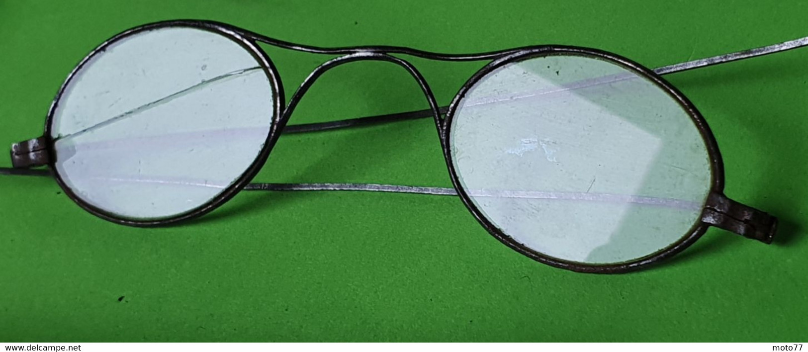 Lot de 2 anciens ÉTUIS à LUNETTES en cuir et 3 paires de LUNETTES - Etat d'usage Verres cassés ou manquants - vers 1940