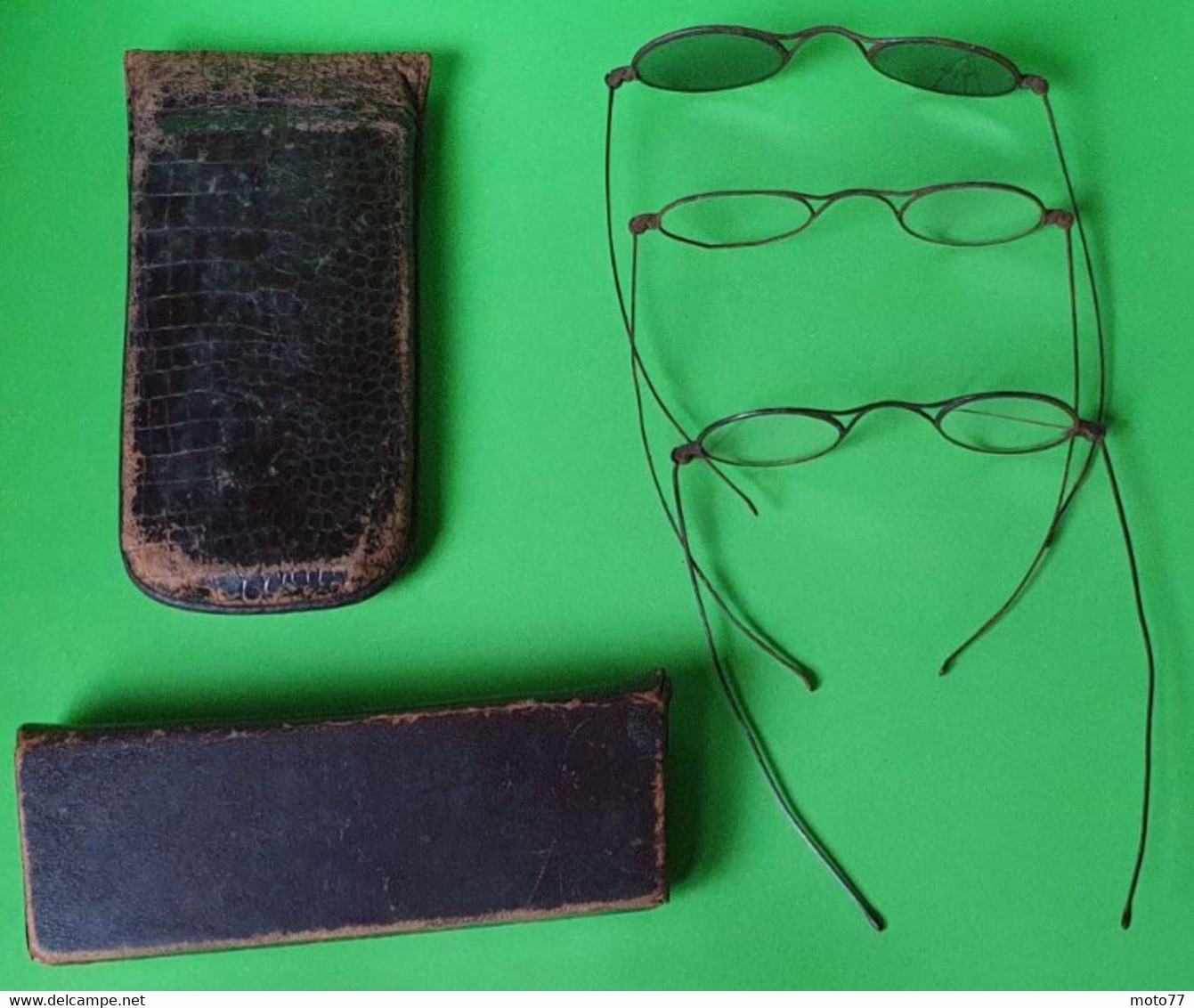 Lot de 2 anciens ÉTUIS à LUNETTES en cuir et 3 paires de LUNETTES - Etat d'usage Verres cassés ou manquants - vers 1940