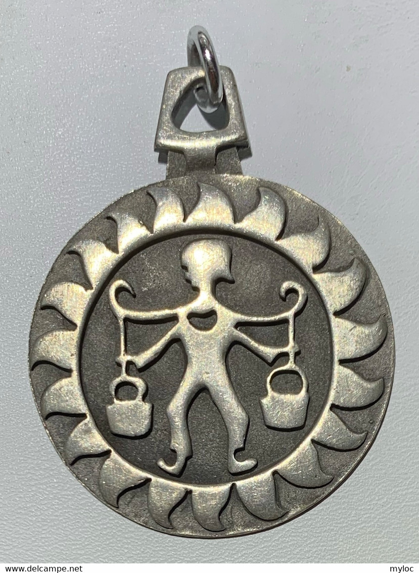 Pendentif En étain. Zigne Zodiac Verseau. Vatumannen 21/1 - 19/2. Design Suédois Par Rune Tennesmed.  45 Mm - Anhänger