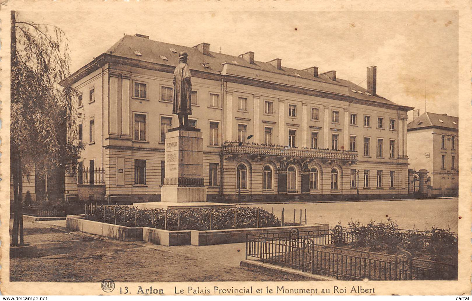 ARLON - Le Palais Provincial Et Le Monument Au Roi Albert - Aarlen