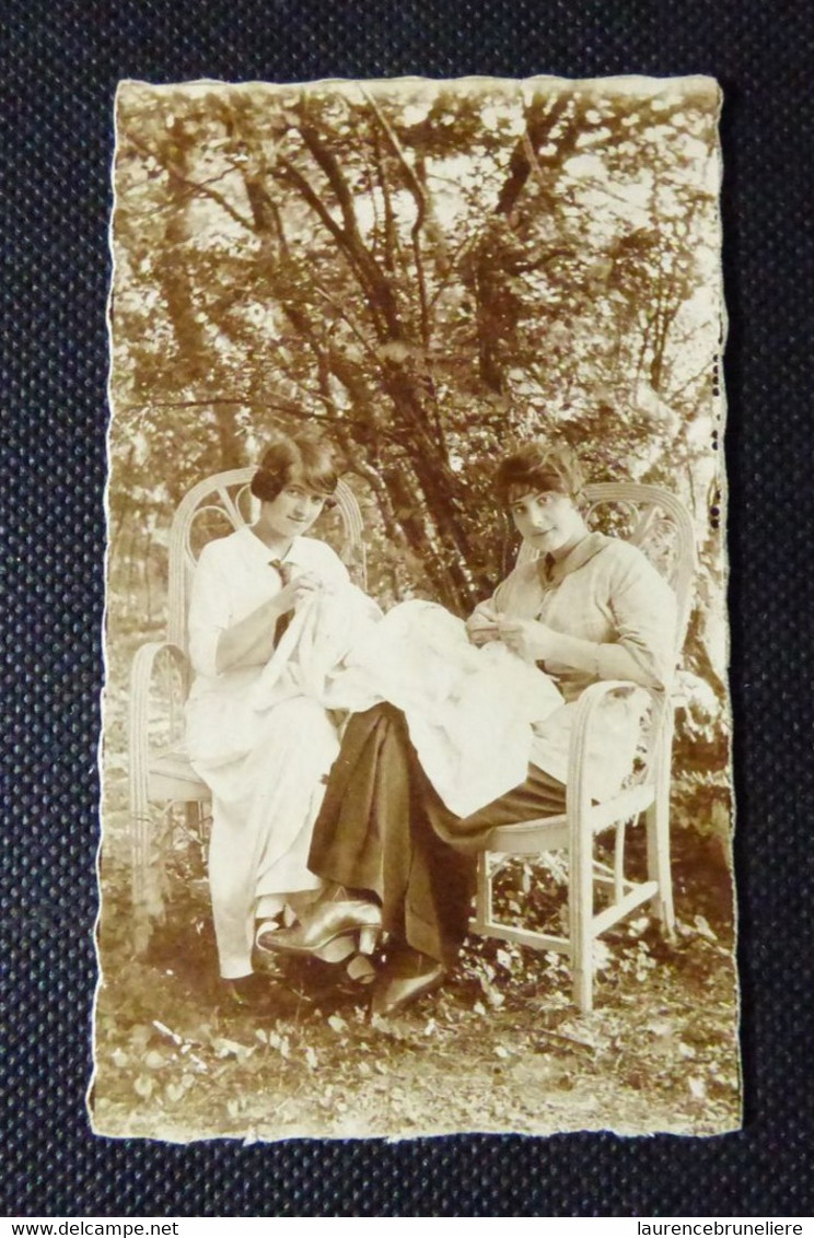 44 -  LA BAULE -  EVA ET MARCELLE LAUNAY  - RACOMMODAGE AU JARDIN VILLA KER-GRAIN-DE SEL   - 1913 - Lieux