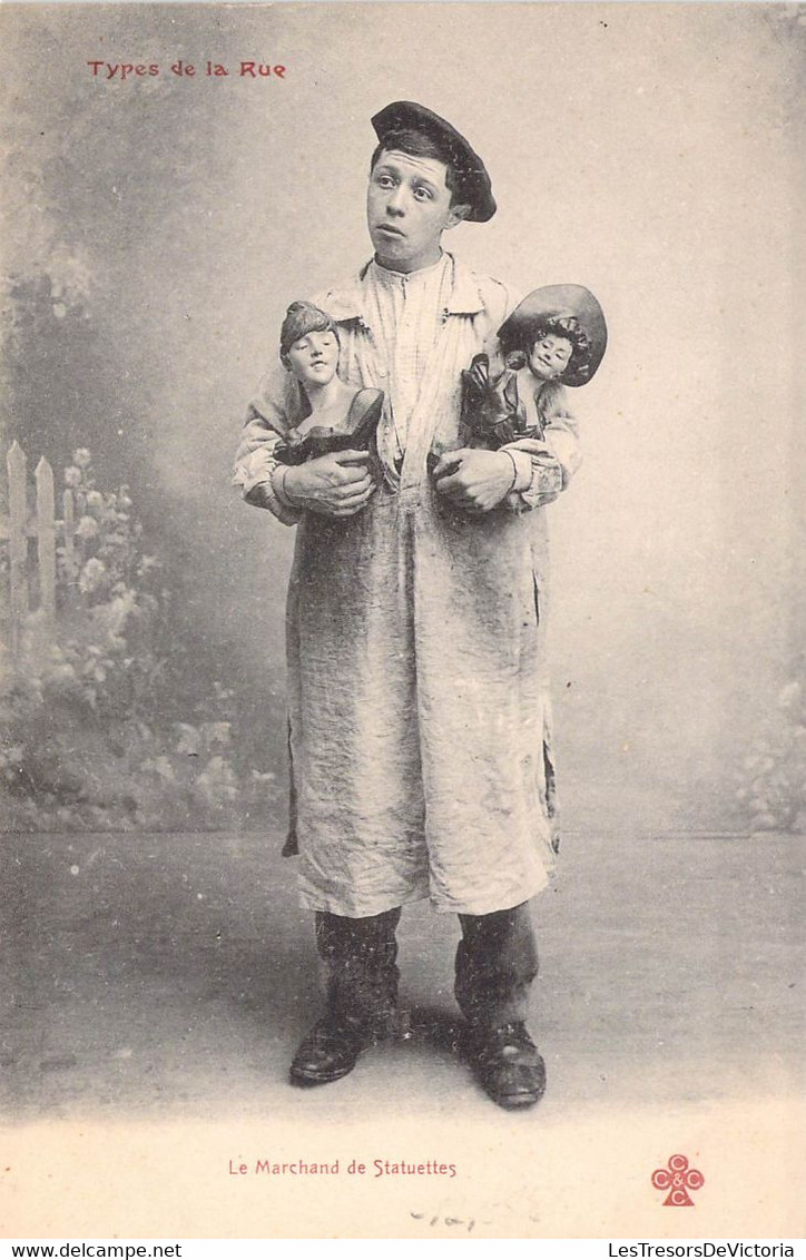 CPA Thèmes - Métiers - Types De La Rue - Le Marchands De Statuettes - Dos Non Divisé -  Homme Avec Tablier - Sculpture - Vendedores Ambulantes