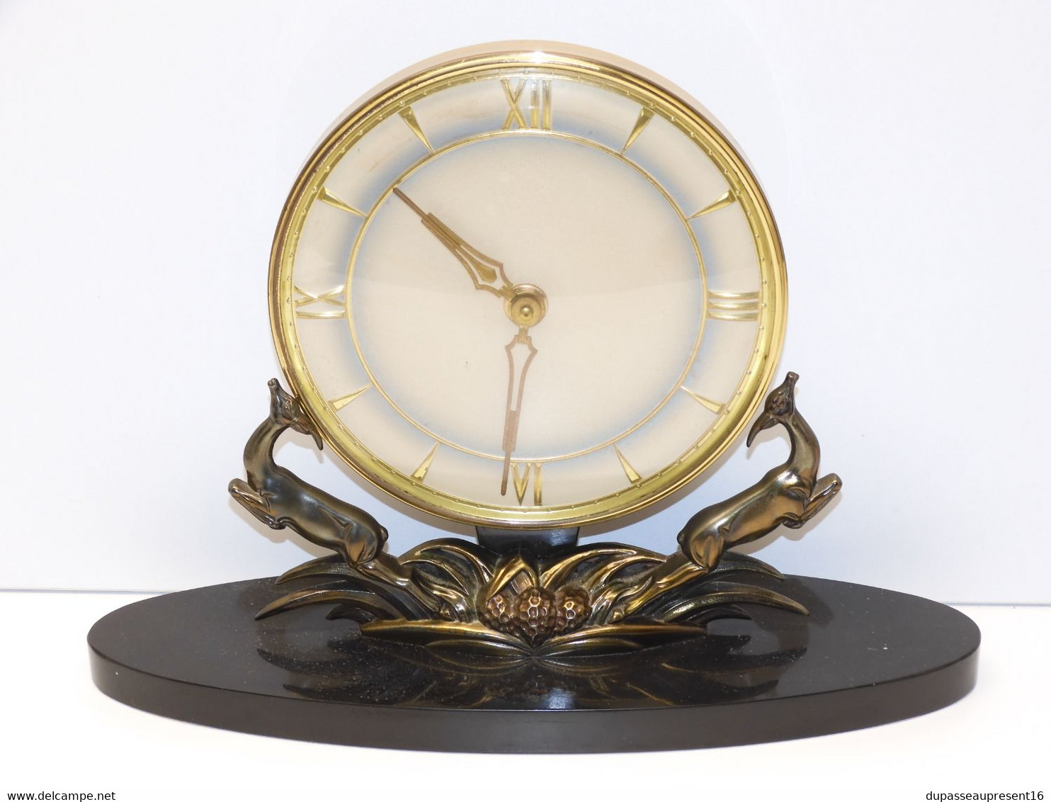 *PENDULETTE PENDULE DE BUREAU ART DECO 2 BICHES Signées UCRA Mouvement BAYARD    E - Clocks