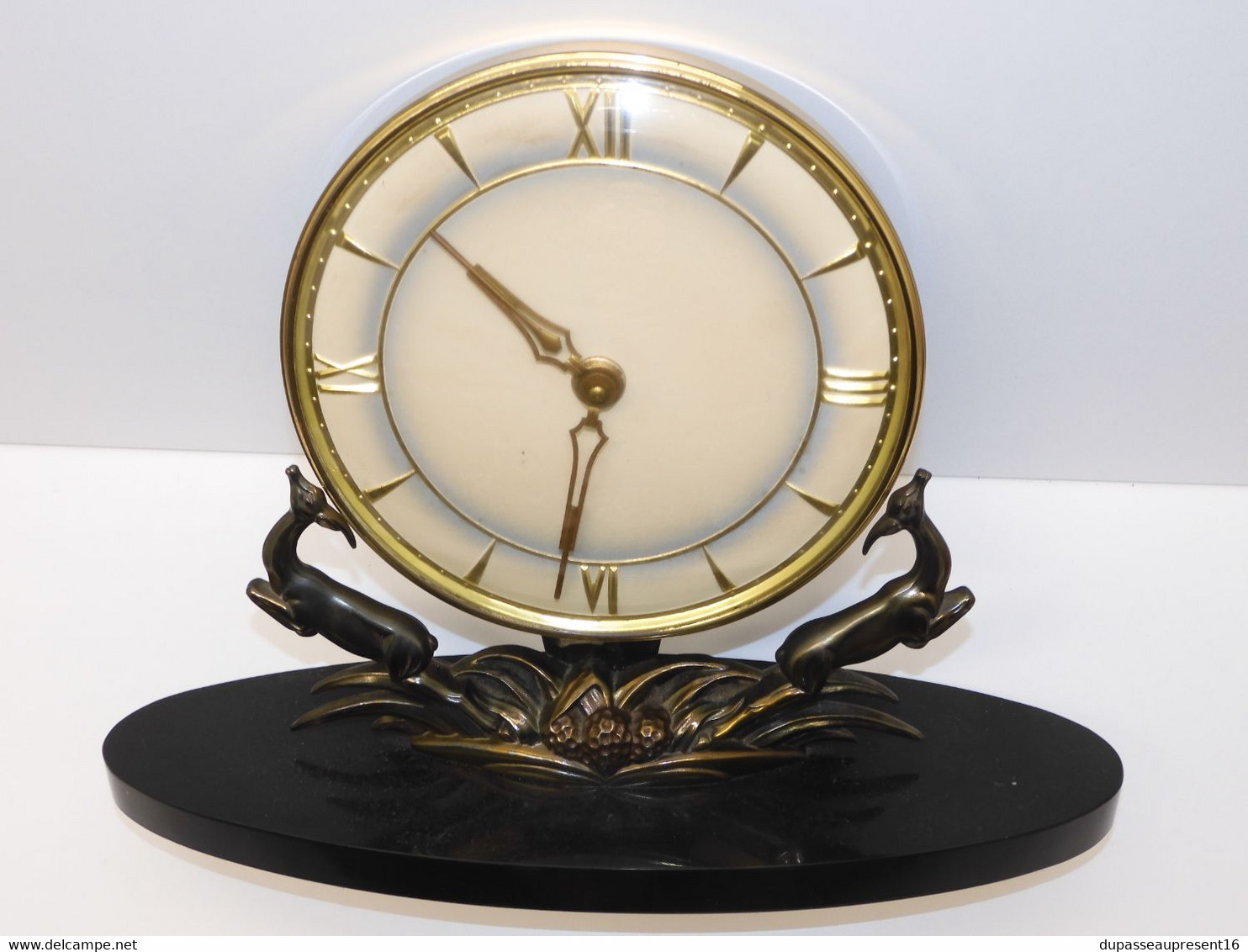 *PENDULETTE PENDULE DE BUREAU ART DECO 2 BICHES Signées UCRA Mouvement BAYARD    E - Clocks