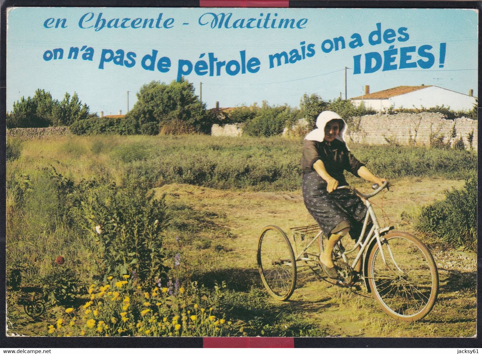 17- Vieille Femme En Quichenotte Sur Son Tricycle - Poitou-Charentes