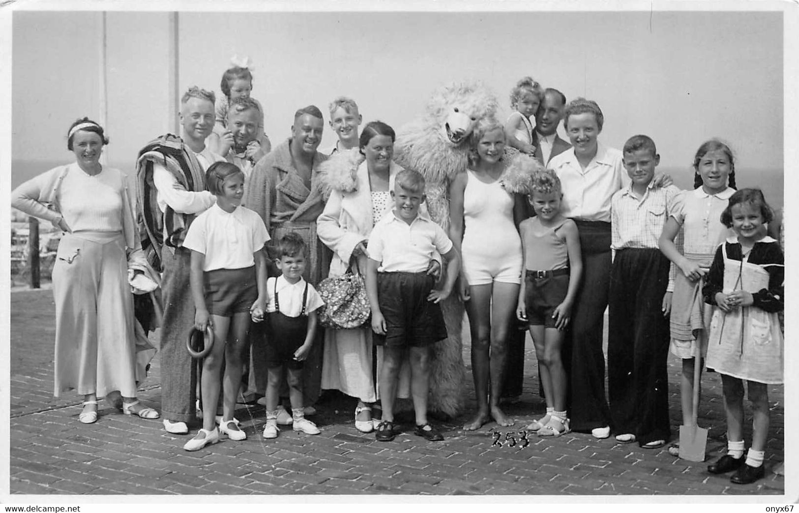 Carte Postale Photo Montreur OURS Blanc Déguisé Groupe Bords De Mer-Déguisement-Scène De Plage-Jeune Femme Maillot Bain - Fotografie