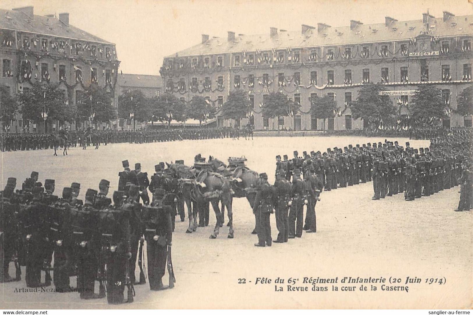 CPA 44 NANTES FETE DU 65e D'INFANTERIE LA REVUE DANS LA COUR DE LA CASERNE - Nantes