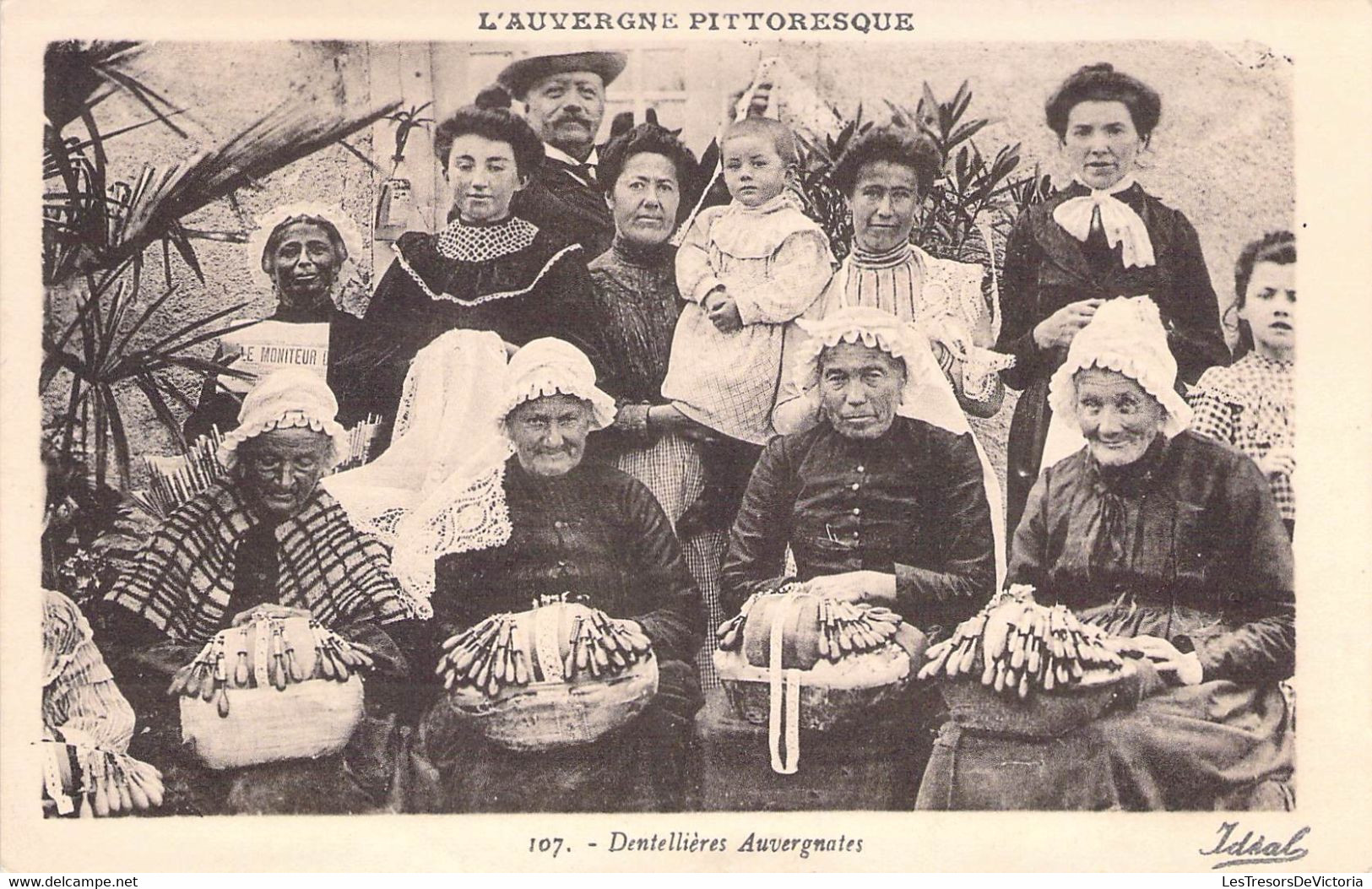 CPA Thèmes - Folklore - L'auvergne Pittoresque - Dentelières Auvergnates - Idsal - Animée - Coiffe - Personajes