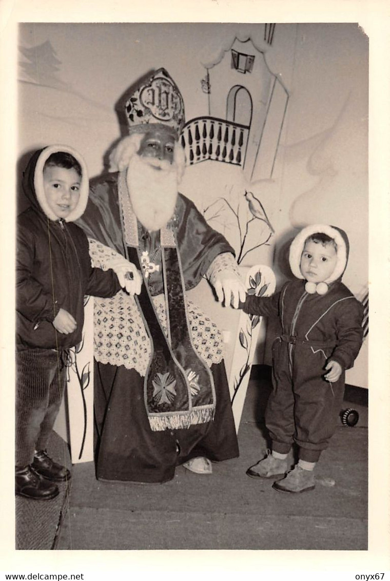 Carte Postale Photo   2 Jeunes Garçons Et  SAINT-NICOLAS - JOUET - PRENOM - FÊTE -  1960 - FORMAT 9 X 13 Cms - Sinterklaas