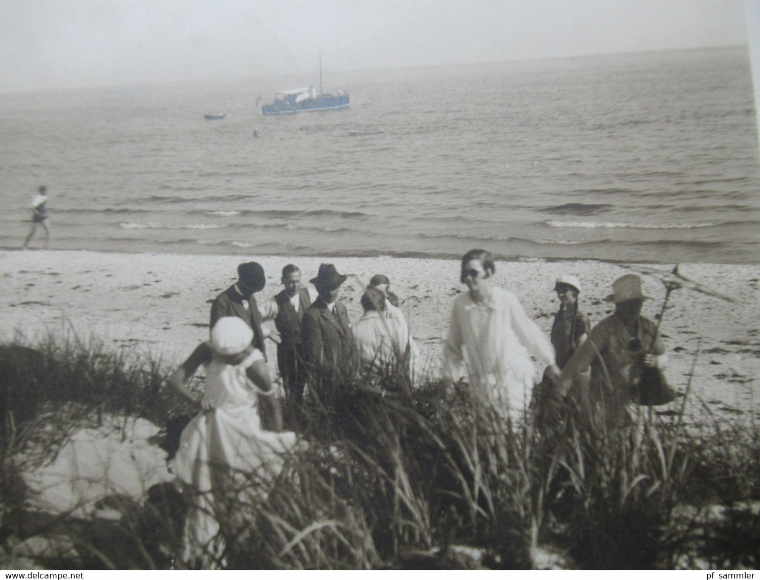 Echtfoto AK 1920er Jahre Kämpinge, Strandmotiv / Kleines Segelboot Und Männer Und Frauen Am Strand - Schweden