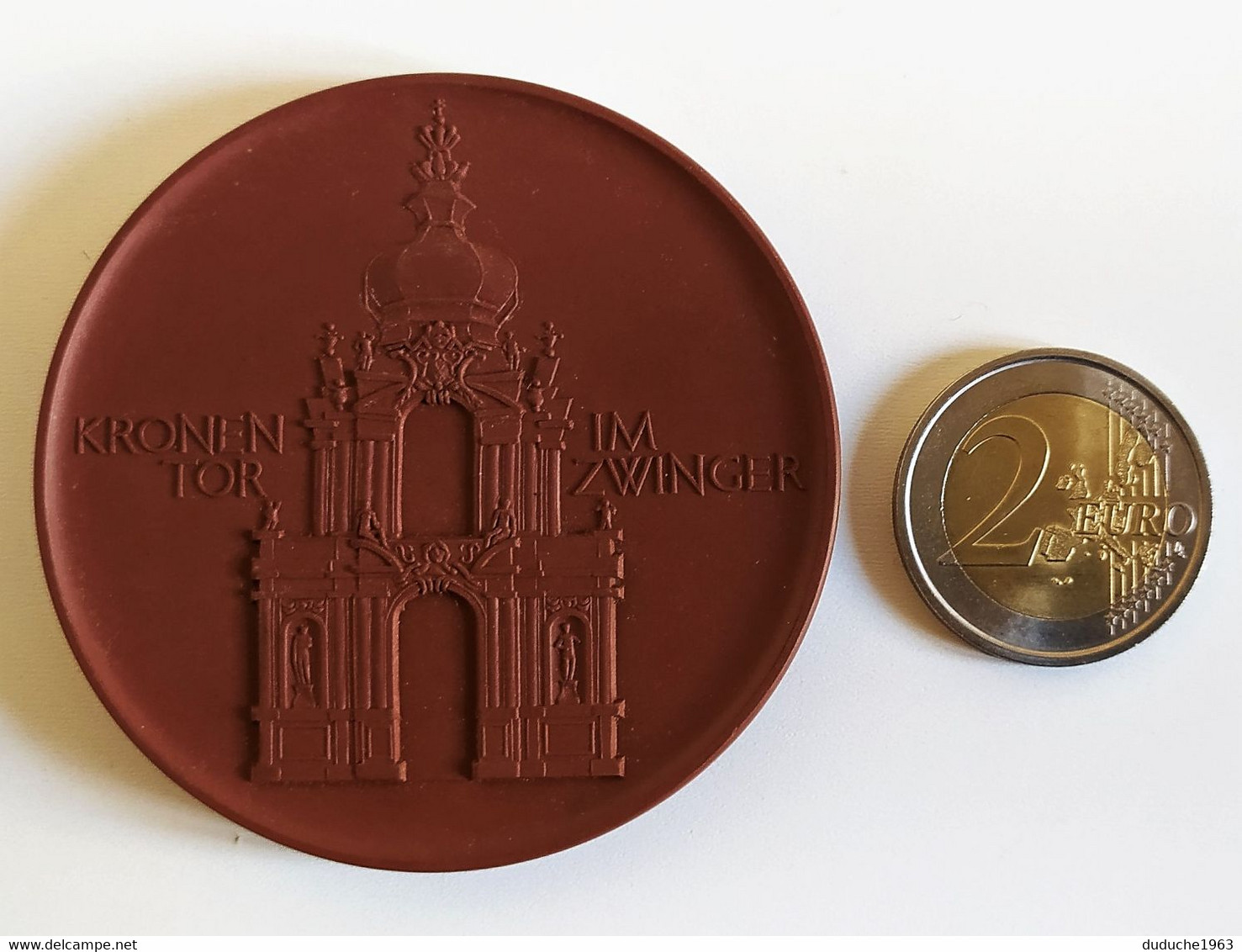 Médaille Porcelaine(porzellan) Meissen - Kronentor Im Zwinger Dresde.  65mm - Collections