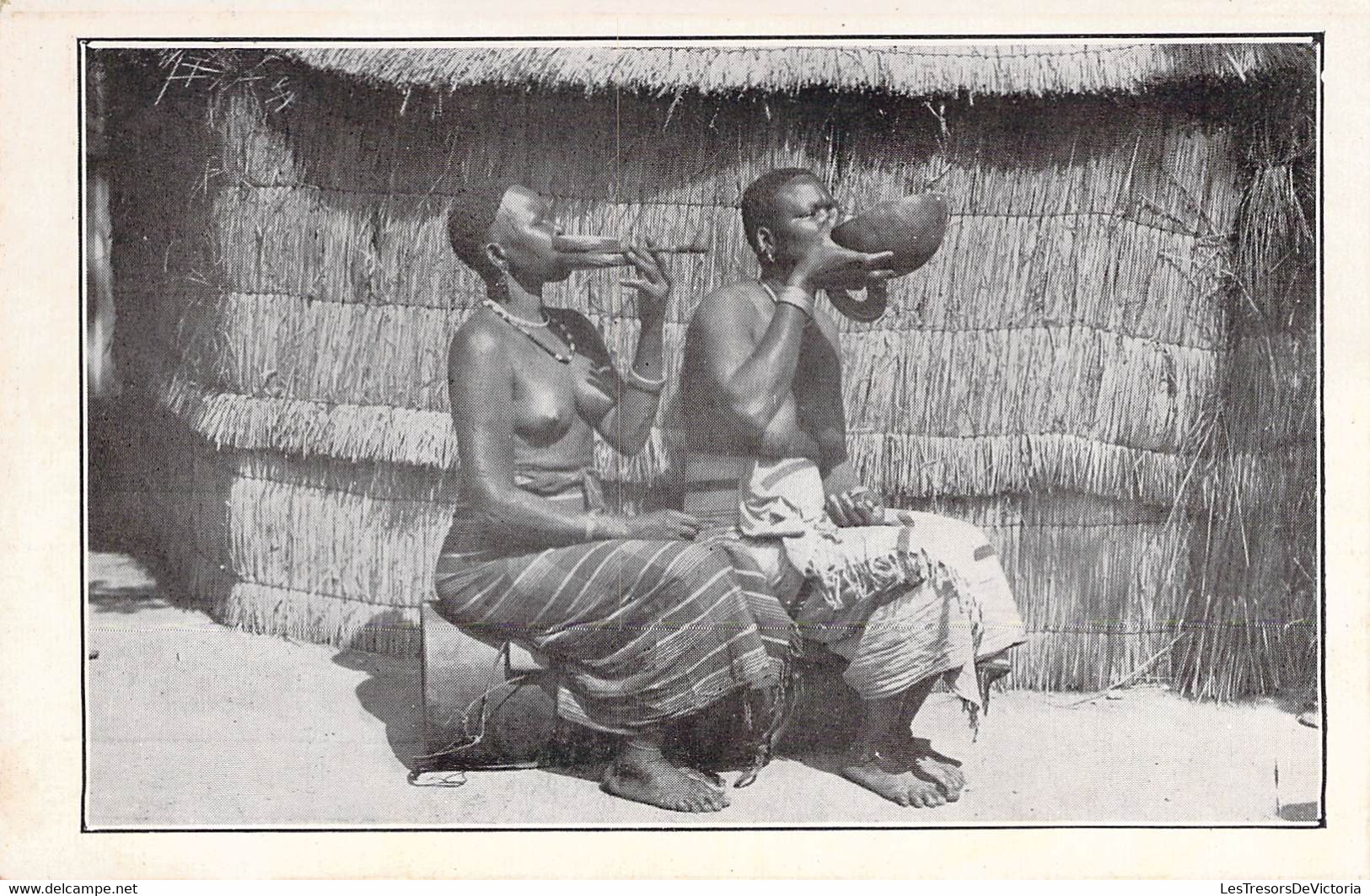 CPA Thèmes - Photographie - Deux Femmes à Demi Nues En Tenues Traditionnelles Assises Devant Une Cabane - Studio Henry - Fotografie
