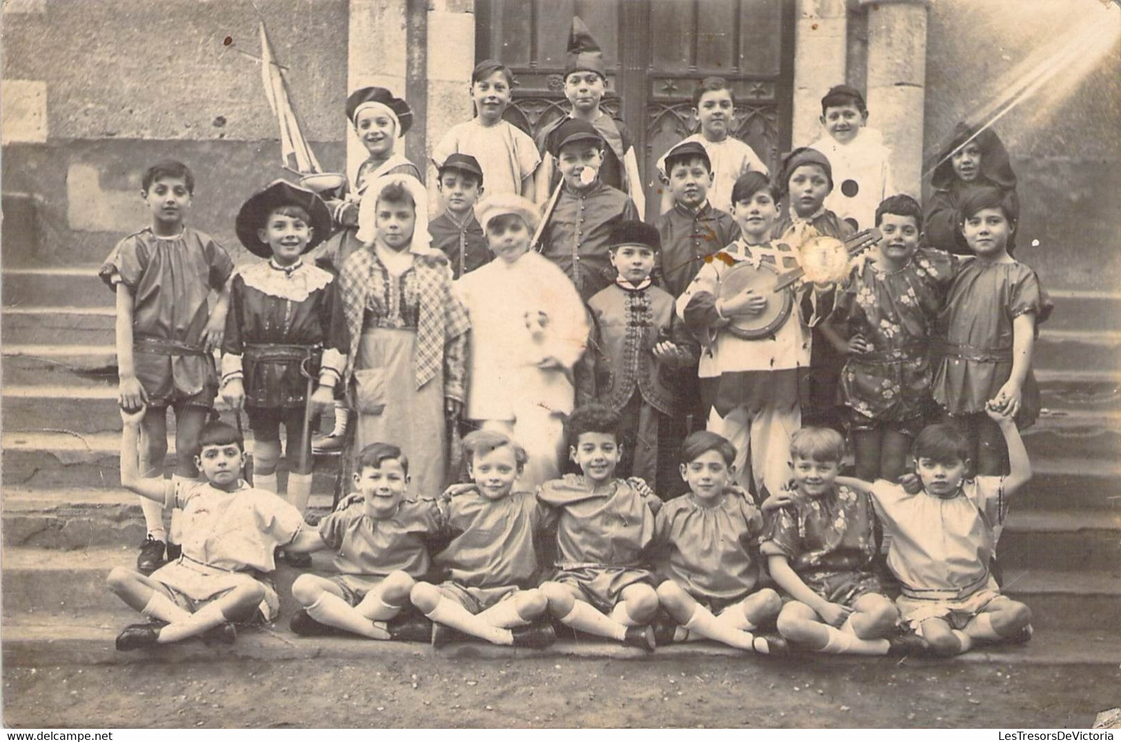 CPA Thèmes - Photographie - Groupe D'enfant En Costumes Et Avec Un Instrument De Musique - Fotografie