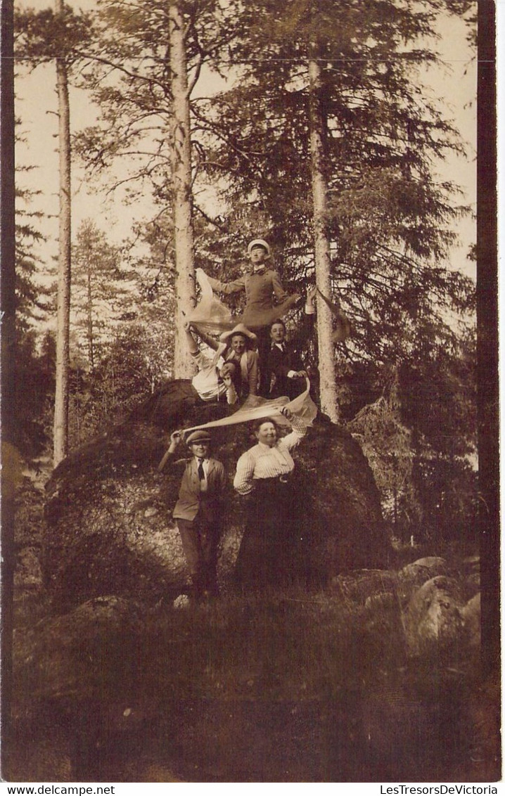 CPA Thèmes - Photographie - Portrait D'une Famille Tenant Des Voiles Dans Un Bois - M. Vandenbranden - Fotografie