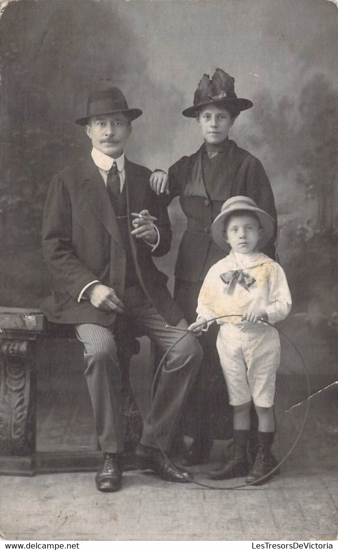 CPA Thèmes - Photographie - Portrait De Famille Avec Un Enfant Tenant Un Cerceau - Photo L.J. Beniest - M. Vandenbranden - Fotografie