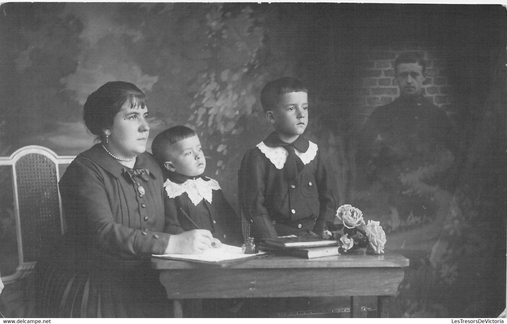 CPA Thèmes - Photographie - Portrait De Famille Avec Deux Enfants - Roses - M. Vandenbranden - Photo Georges - Bruxelles - Fotografie