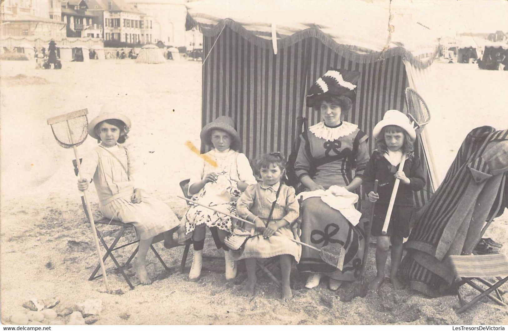 CPA Thèmes - Photographie - Portrait De Famille Avec Enfants à La Plage - M. Vandenbranden - Chapeaux - Robes - Fotografie