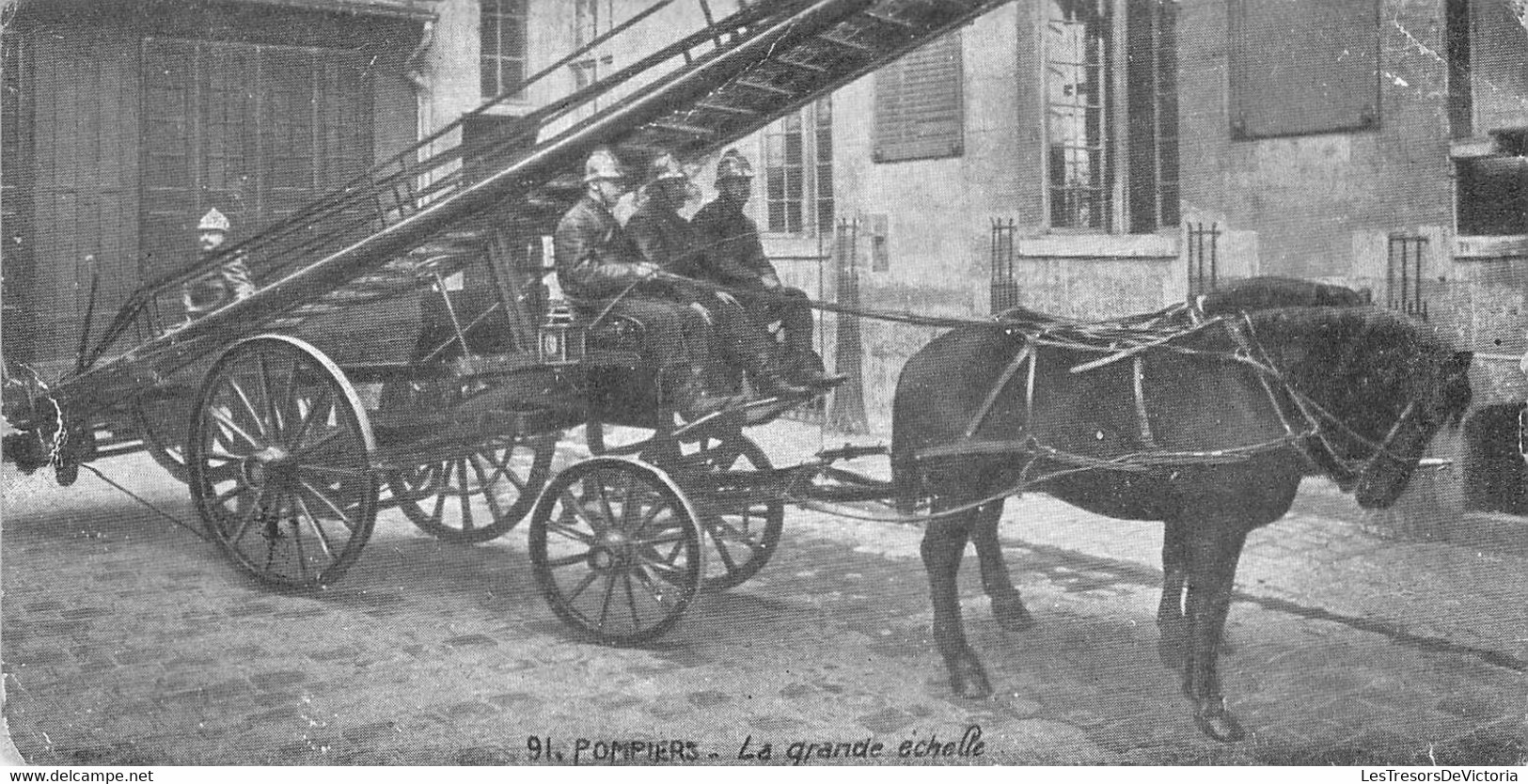 CPA Thèmes - Métiers - Pompiers - La Grande Echelle - Tractée - Cheval - Sapeurs Pompiers - Travailleurs - Pompieri