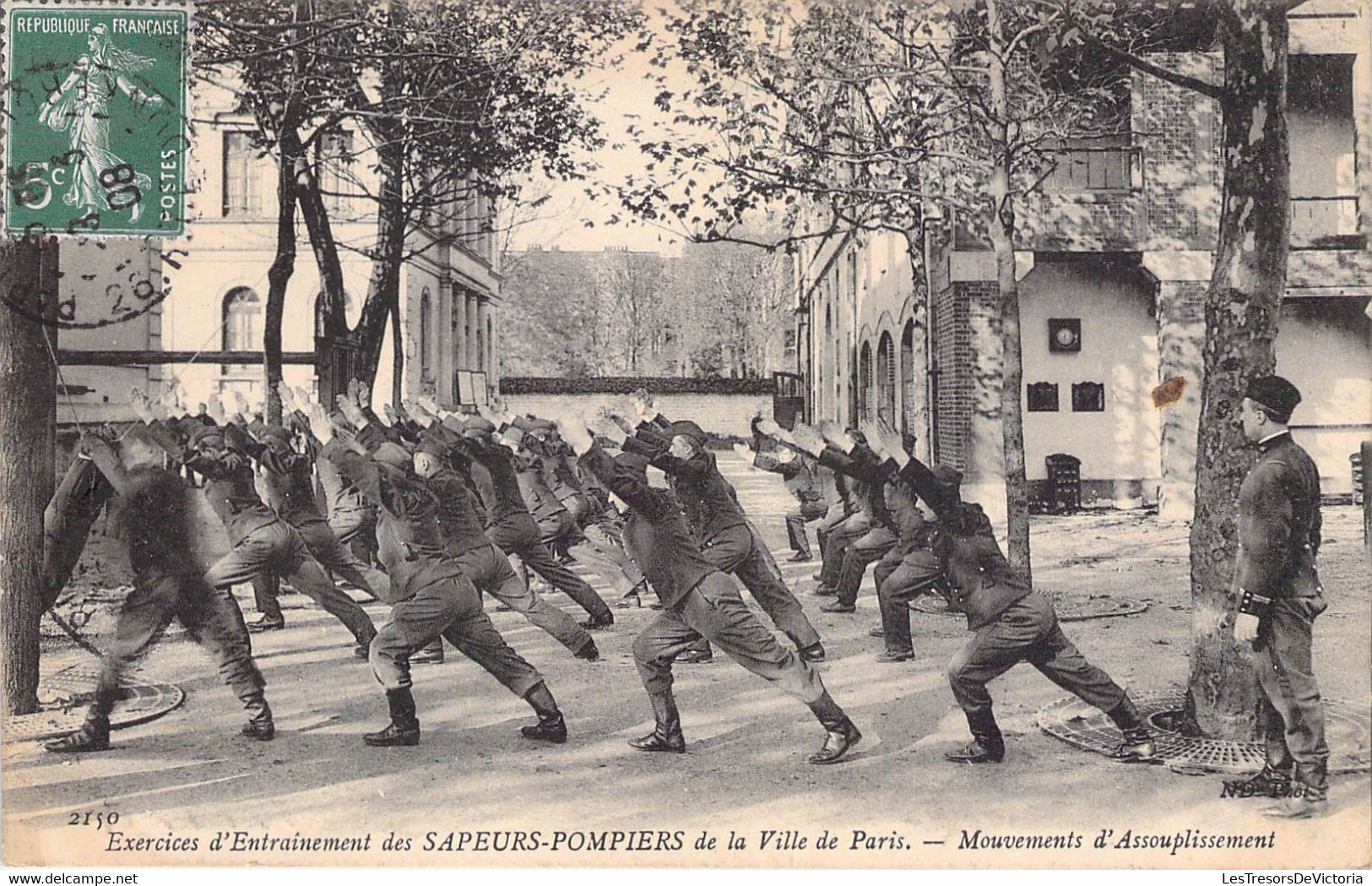 CPA Thèmes - Métiers - Exercices D'entrainement Des Sapeurs Pompiers De La Ville De Paris -Mouvements D'assouplissement - Sapeurs-Pompiers