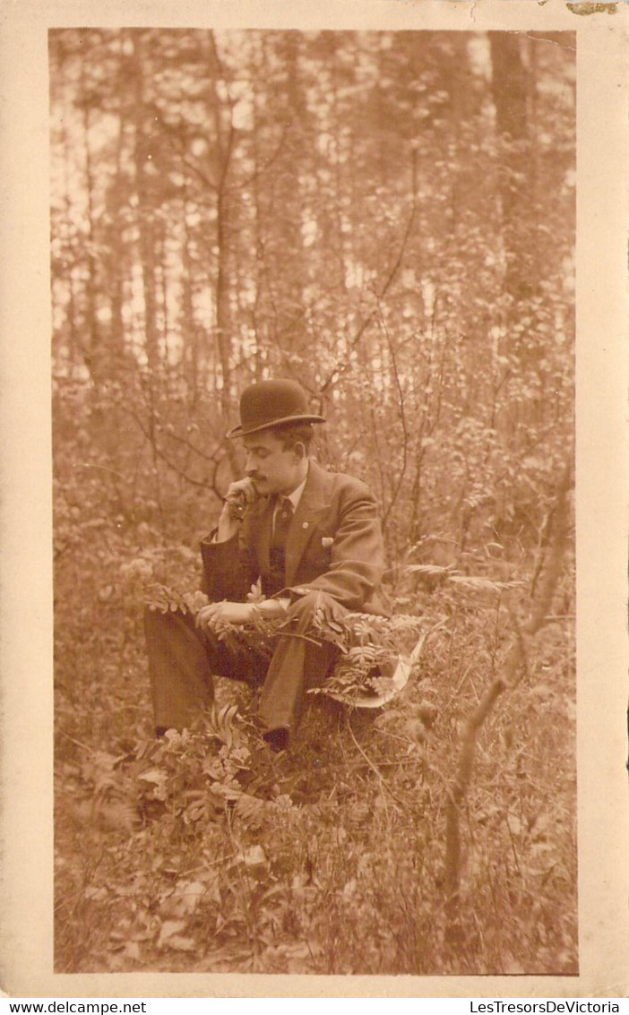 CPA Thèmes - Carte Photo - Portrait D'un Homme Assis Dans Les Bois Portant Un Chapeau - M. Vandenbranden - Geoaert - Fotografie