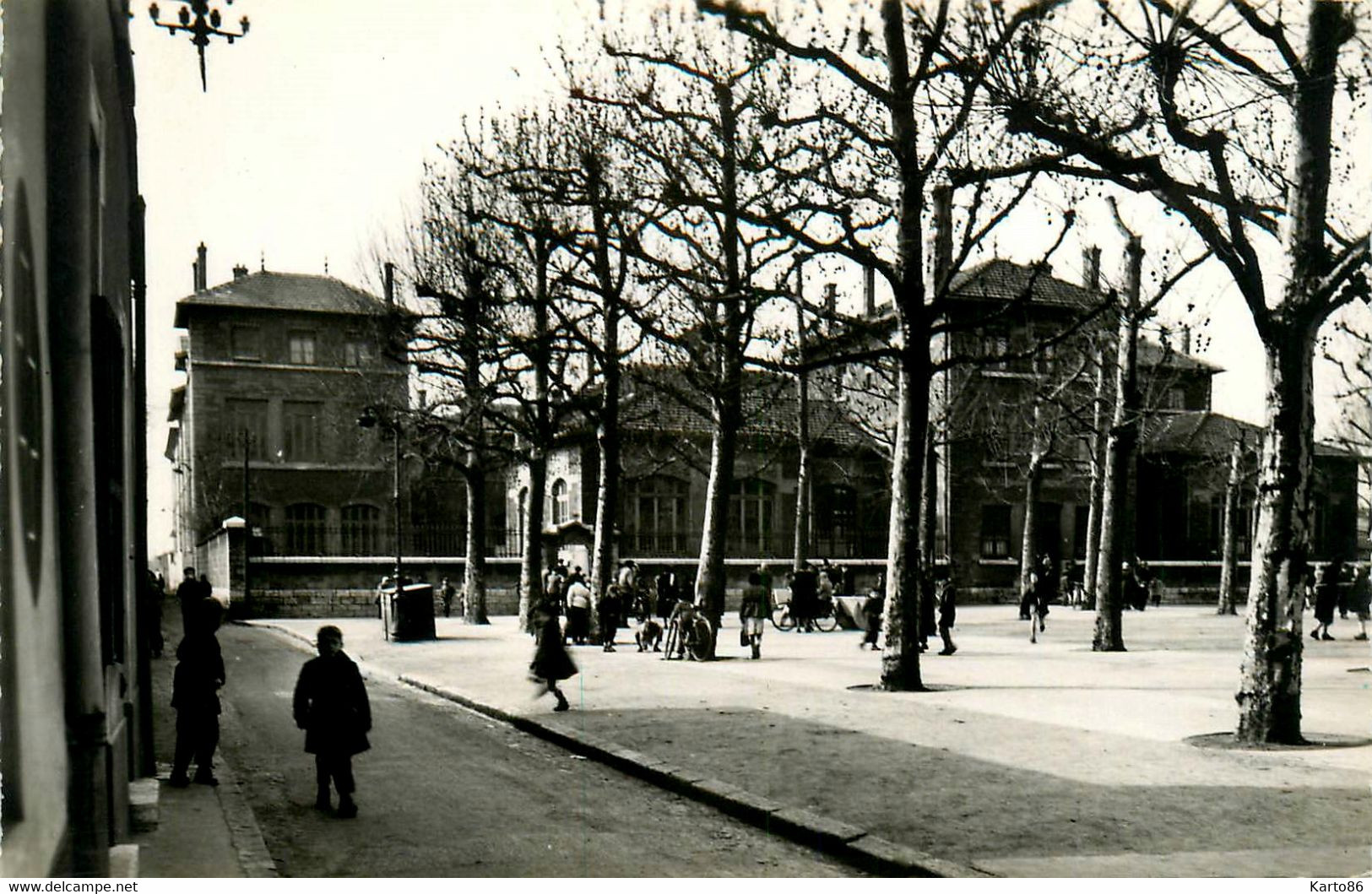 Lyon * 8ème * Quartier Monplaisir La Plaine * La Place Général André Et Les écoles - Lyon 8