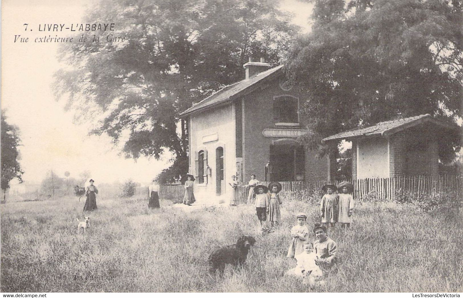 CPA Thèmes - Chemin De Fer - Livry L Abbaye - Vue Extérieure De La Gare - Enfants - Chiens - Animée - Stations Without Trains