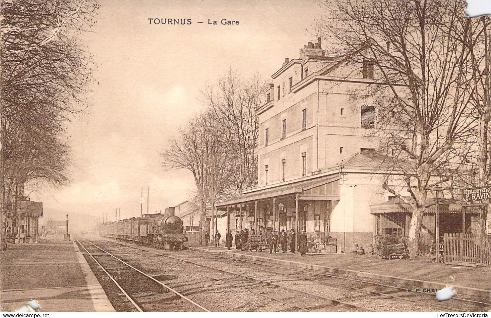 CPA Thèmes - Chemin De Fer - Tournus - La Gare - Imprimerie Bourgeois Chalon Sur Saône - B. F. Chalon - Trains - Stazioni Con Treni