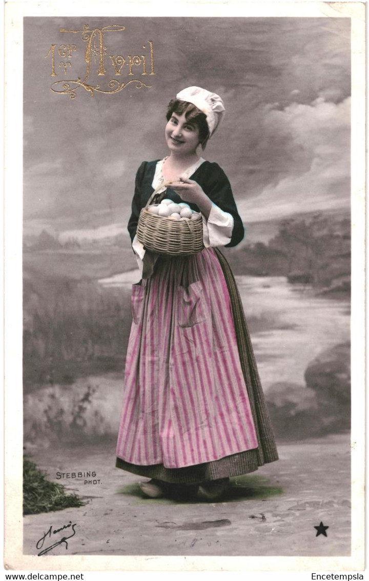 CPA Carte Postale France 1er Avril Une Jeune Femme En Sabots Avec Son Panier Rempli D'oeufs  VM61383 - 1° Aprile (pesce Di Aprile)