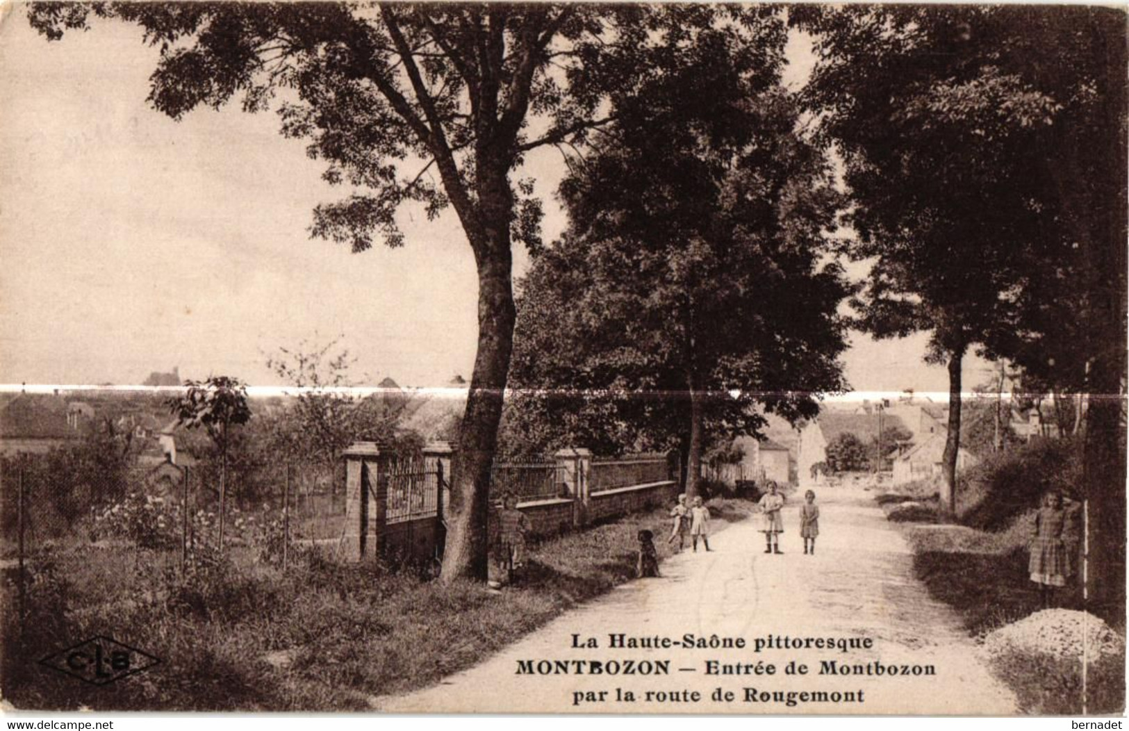 70 . MONTBOZON . ENTREE DE MONTBOZON PAR LA ROUTE DE ROUGEMONT   ( Trait Blanc Pas Sur Original ) - Montbozon
