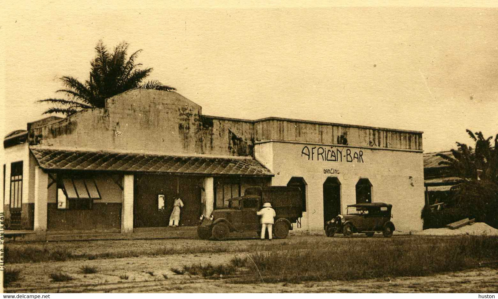 MOYEN CONGO - POINTE NOIRE - A.E.F. - L'Africain Bar, Animée, Automobiles - Pointe-Noire