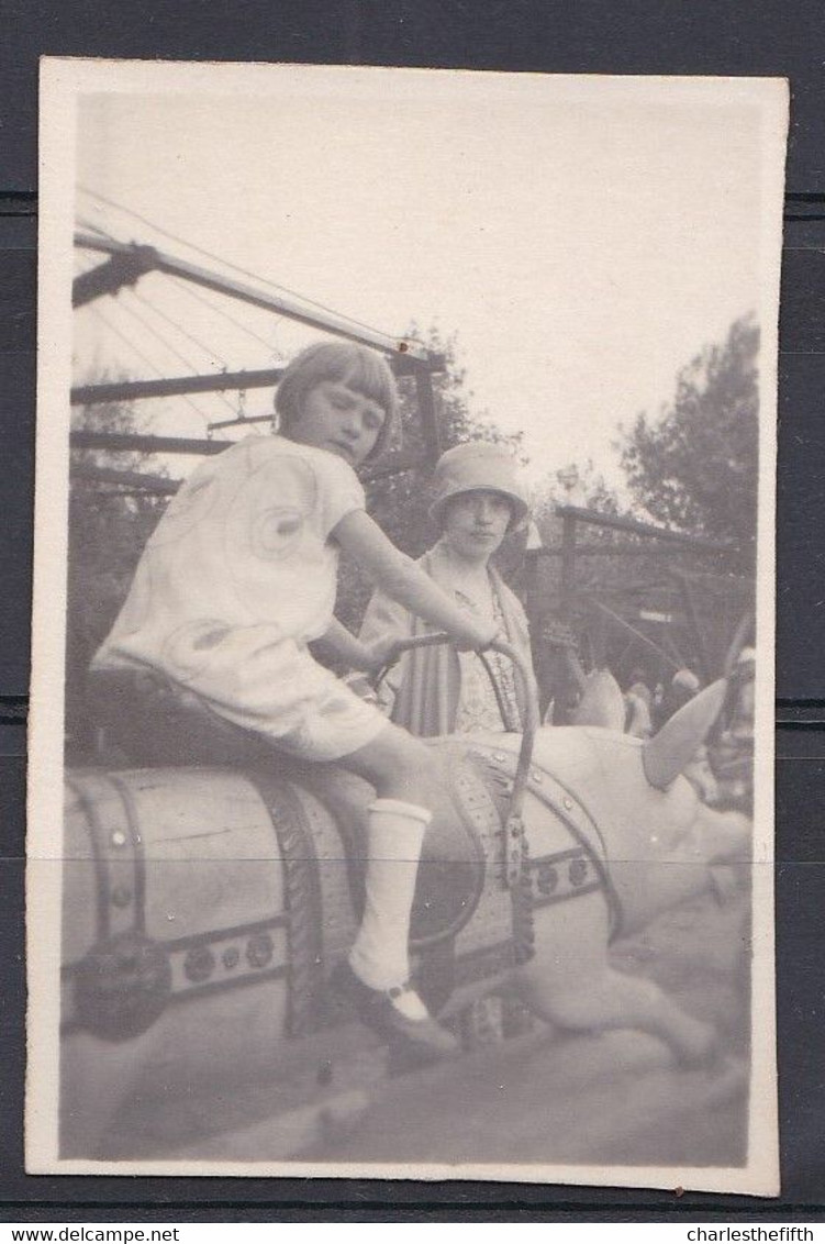 PETITE PHOTO Vers 1920 * JEUNE FILLE SUR COCHON DE JEU * YOUNG GIRL ON TOY PIG - Alte (vor 1900)