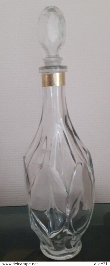 Flacon De Parfum. Eau De Cologne. Surfine 70. Paris France. Verre Moulé. - Frascos (vacíos)