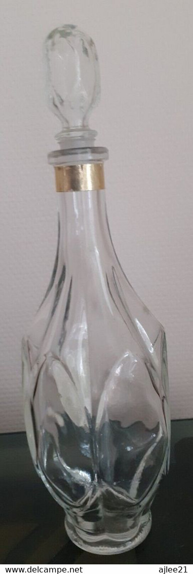 Flacon De Parfum. Eau De Cologne. Surfine 70. Paris France. Verre Moulé. - Bottles (empty)