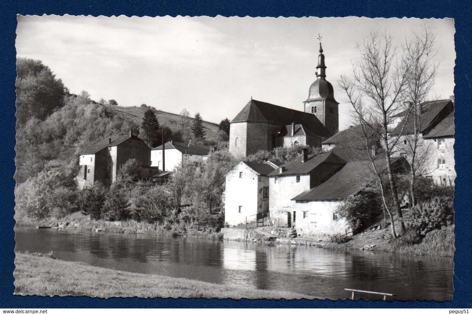 Chassepierre ( Florenville). Panorama Avec L'église Saint-Martin Et La Semois. Lot De 2 Cartes - Florenville