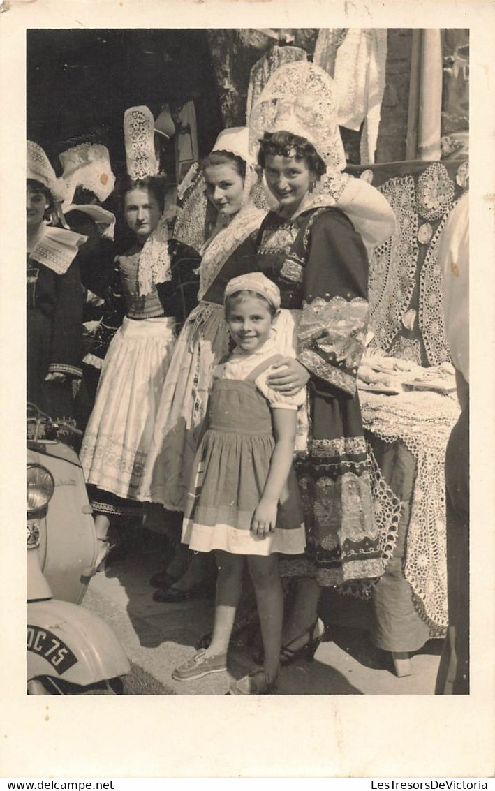 CPA Folklore - Carte Photo De Femmes En Costumes Traditionnels - Coiffes Traditionnelles - People