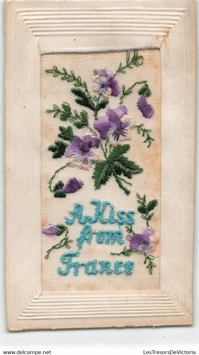 CPA Brodée - Fantaisie - A Kiss From France - Pensées Fleurs - Broderie - Ricamate